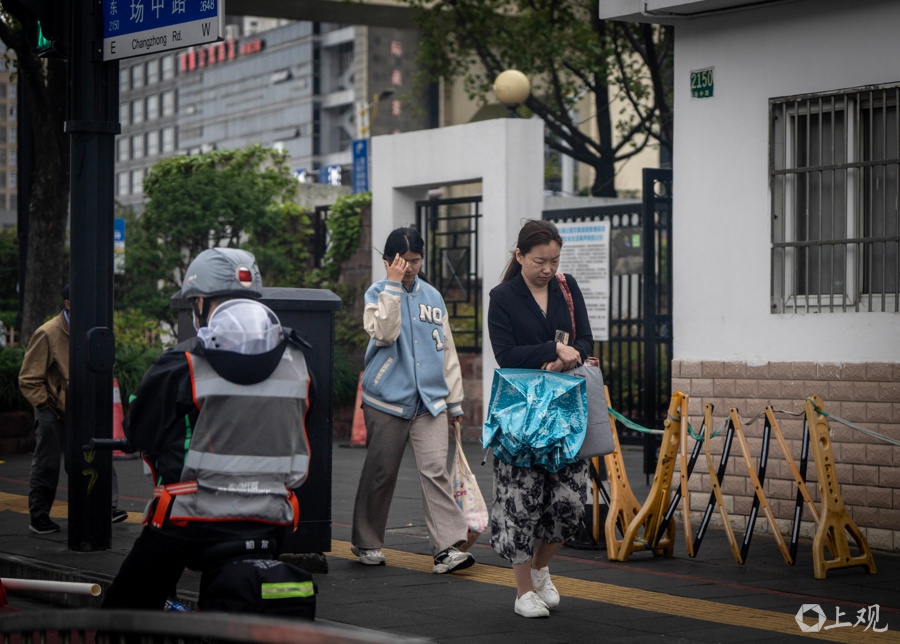 2025年4月12日上海大风沙尘来袭，市民防护、招牌吹弯，景区无人，咋应对？  第4张
