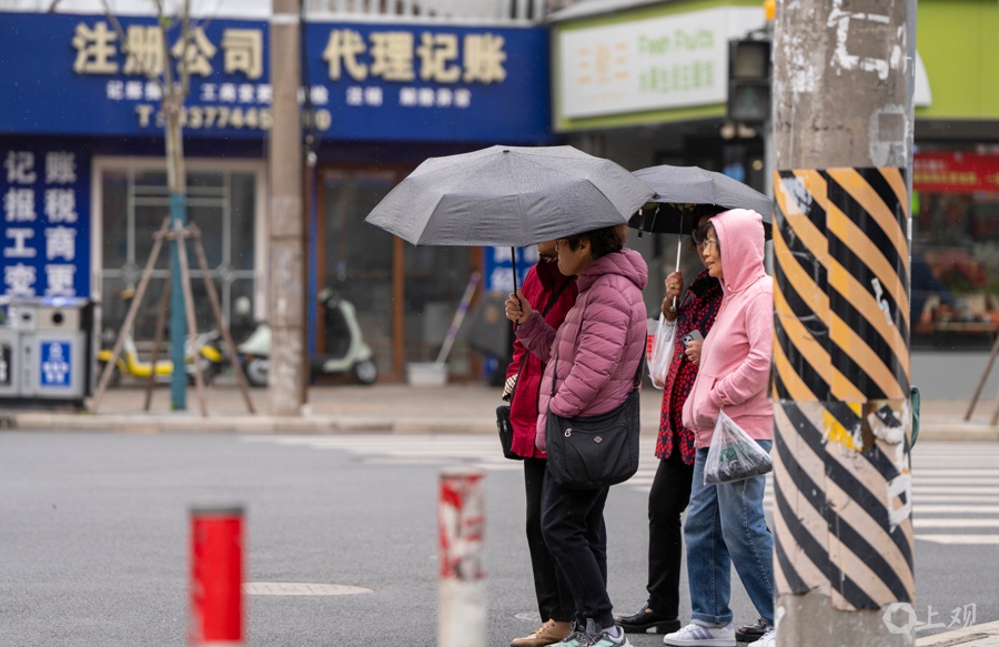 2025年4月12日上海大风沙尘来袭，市民防护、招牌吹弯，景区无人，咋应对？  第5张