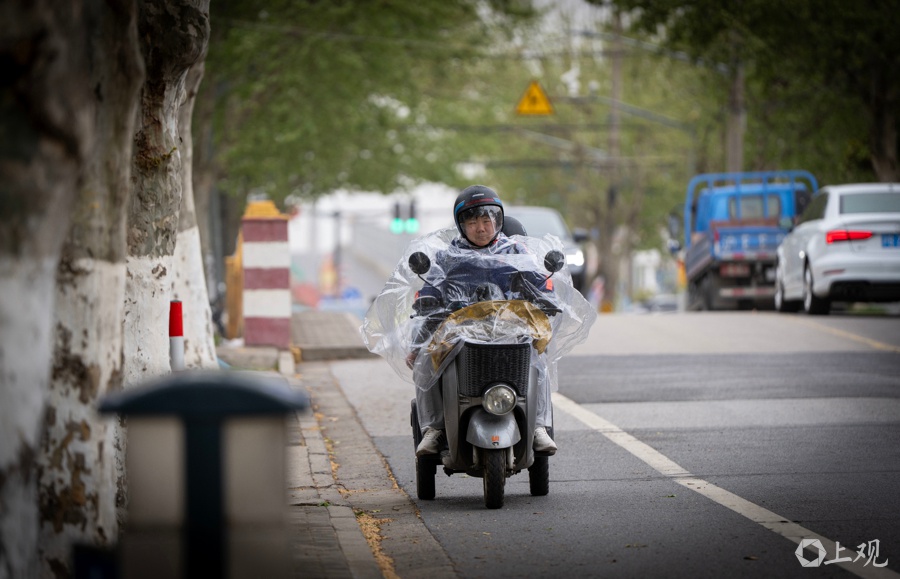 2025年4月12日上海大风沙尘来袭，市民防护、招牌吹弯，景区无人，咋应对？  第8张