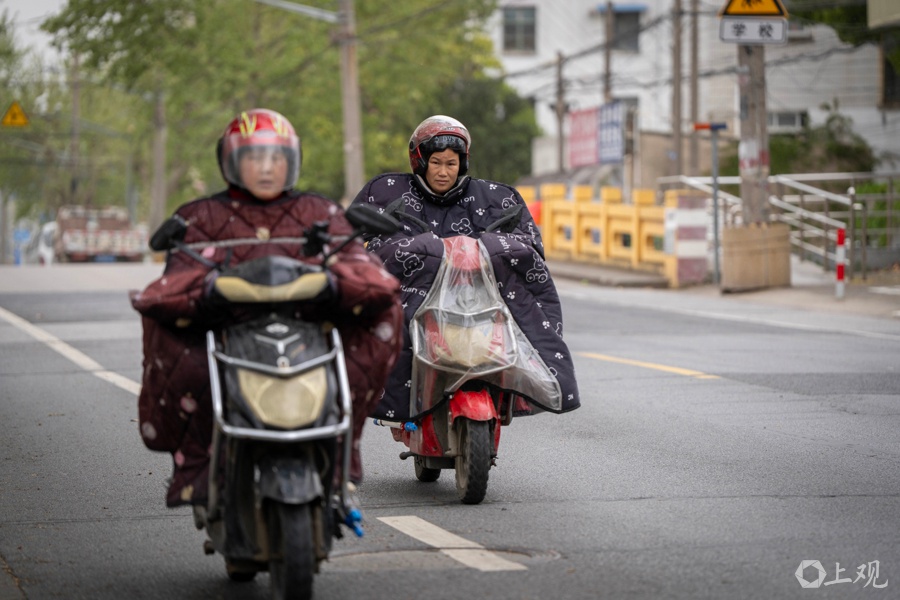 2025年4月12日上海大风沙尘来袭，市民防护、招牌吹弯，景区无人，咋应对？  第9张