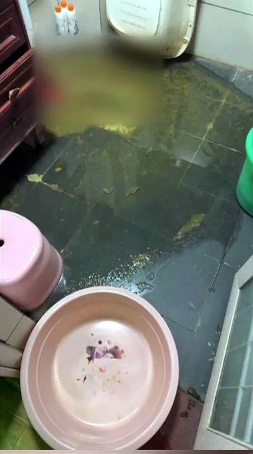兆安现代城黄先生家厕所反冒粪水，地板开裂，原因究竟为何？  第3张