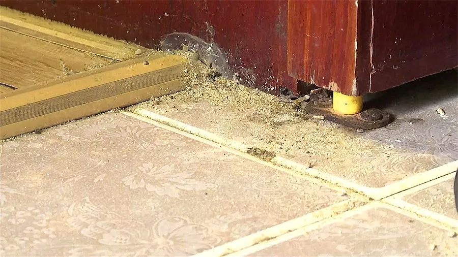 兆安现代城黄先生家厕所反冒粪水，地板开裂，原因究竟为何？  第7张
