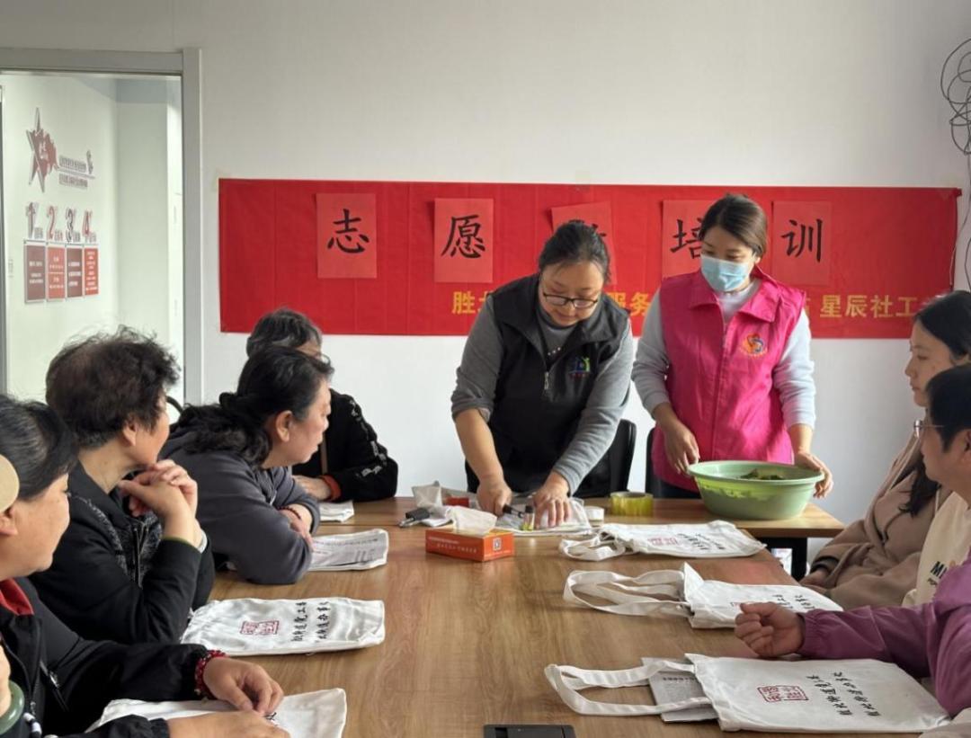 胜北街道石纺二社区植物拓染活动大揭秘，怎能不勾起你的参与欲  第3张