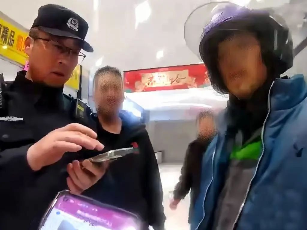 春日暖心！藏蓝身影守护平安，男子摔倒警方救助故事太暖啦  第2张