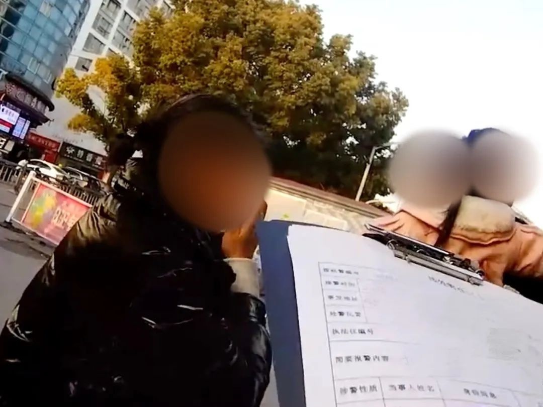 春日暖心！藏蓝身影守护平安，男子摔倒警方救助故事太暖啦  第3张