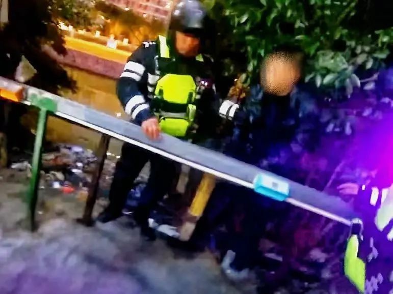 春日暖心！藏蓝身影守护平安，男子摔倒警方救助故事太暖啦  第5张