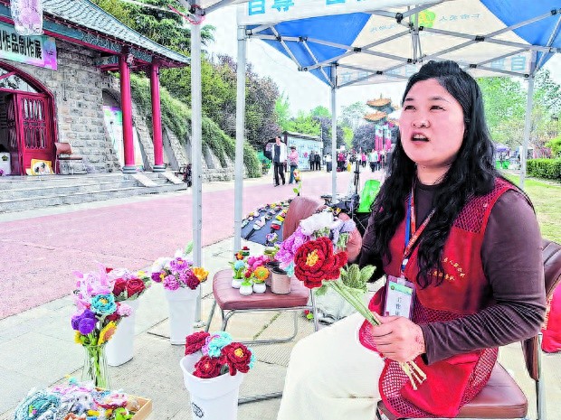 身残宝妈凭钩织逆袭！2岁伤腿困家中，她如何打破命运枷锁？