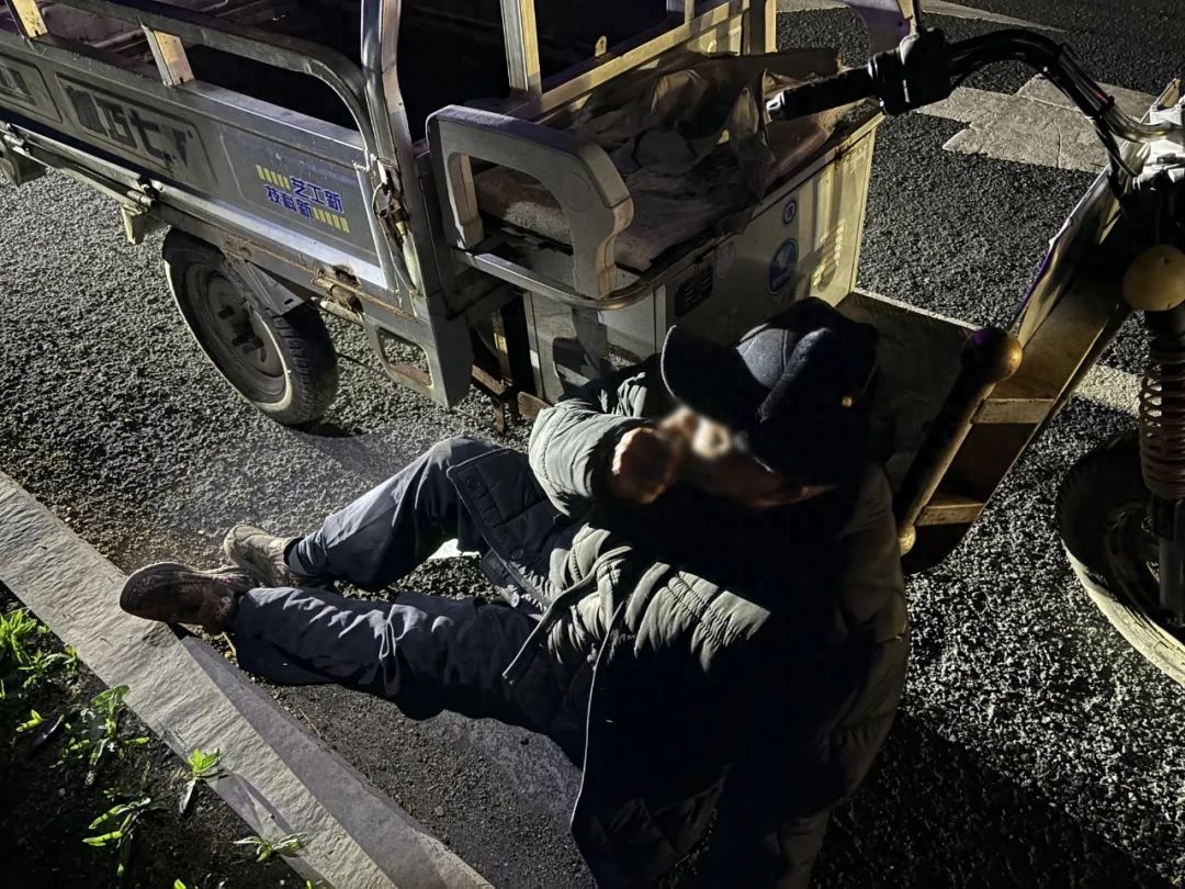 5月12日凌晨！国道黑影惊心，七旬老者迷途困，镇赉警方如何解危艰？  第1张