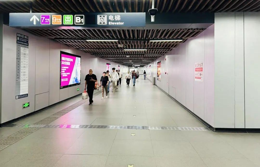 杭州地铁站惊现小推车！这服务是要逆天？原因竟然是……  第2张