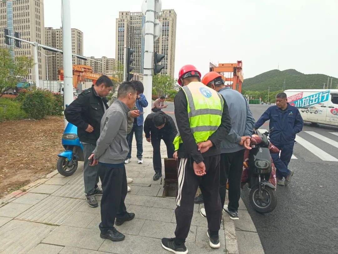 市城管局开展井盖专项整治行动！18家产权单位修复111座窨井设施？  第2张