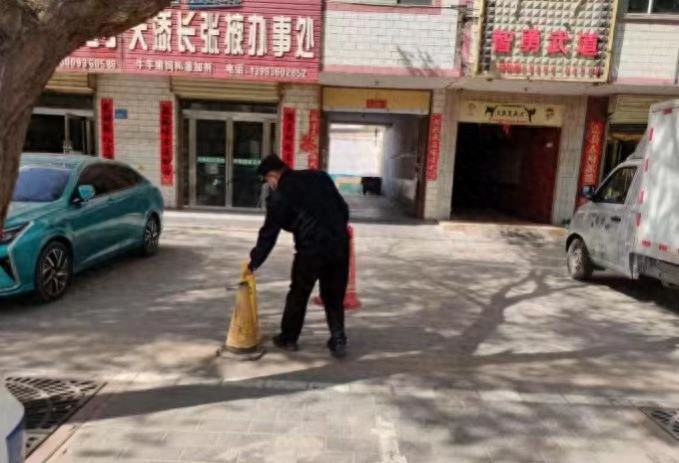 甘州区城管局东街执法中队清理阻碍物，商家行为有多过分？