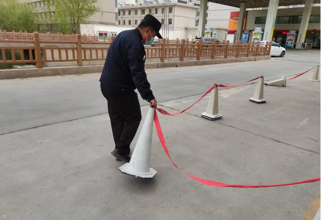 甘州区城管局东街执法中队清理阻碍物，商家行为有多过分？  第2张