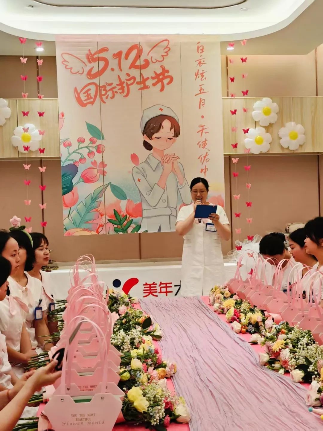 2025 年 5 月 12 日国际护士节！白衣天使竟化身花艺师？  第2张