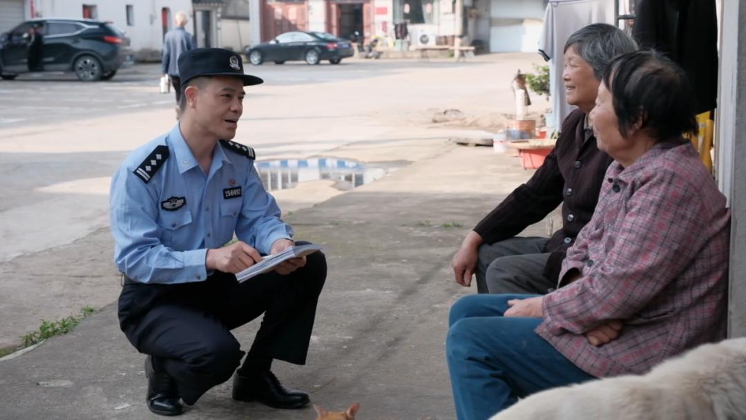 从警15年写满20本笔记！覃忠如何用行动践行初心？  第2张