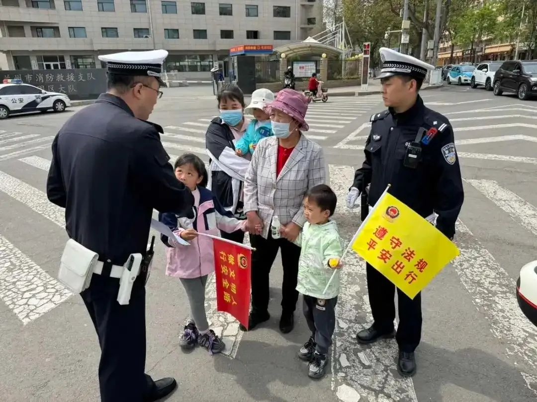 兰州公安交警设42处劝导岗！行人闯红灯等行为咋整治的？  第2张