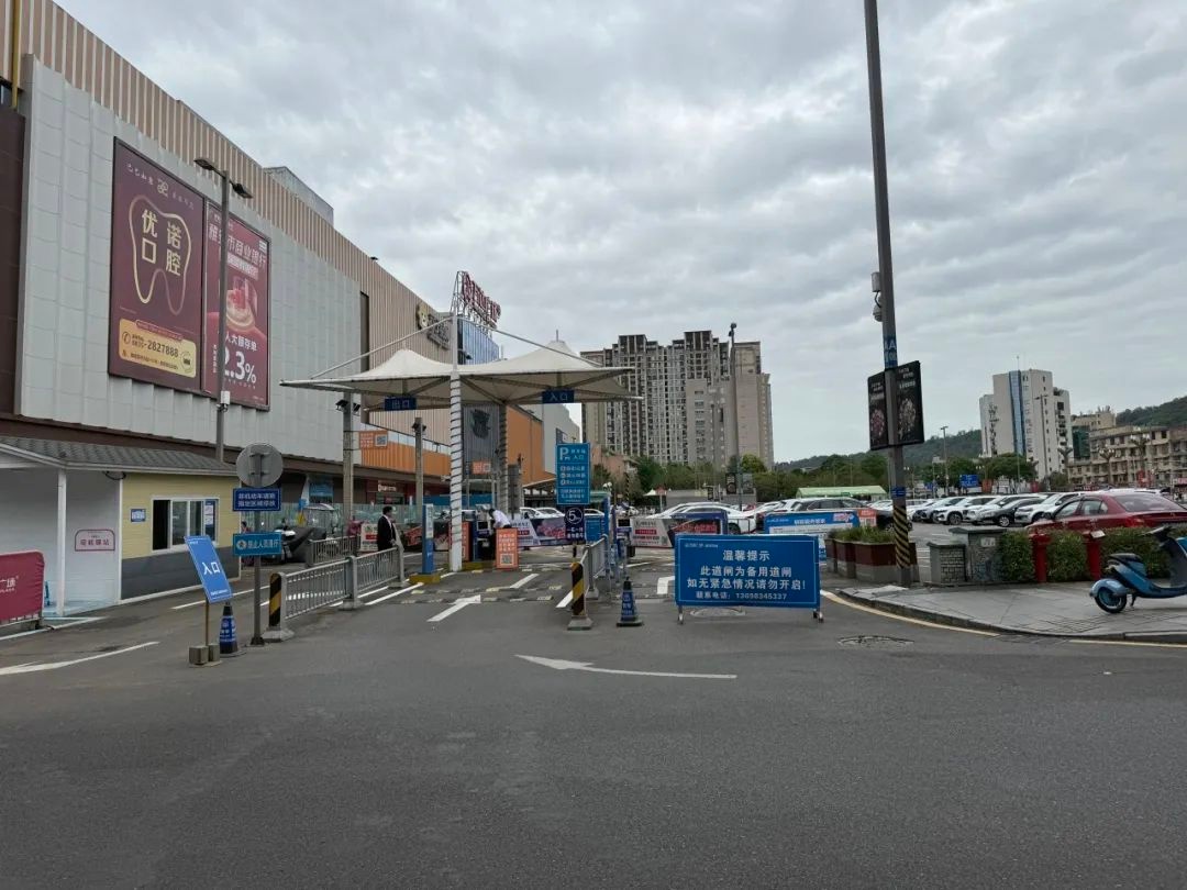 雅安交警取消万达广场周边停车位？背后原因竟然是……  第2张