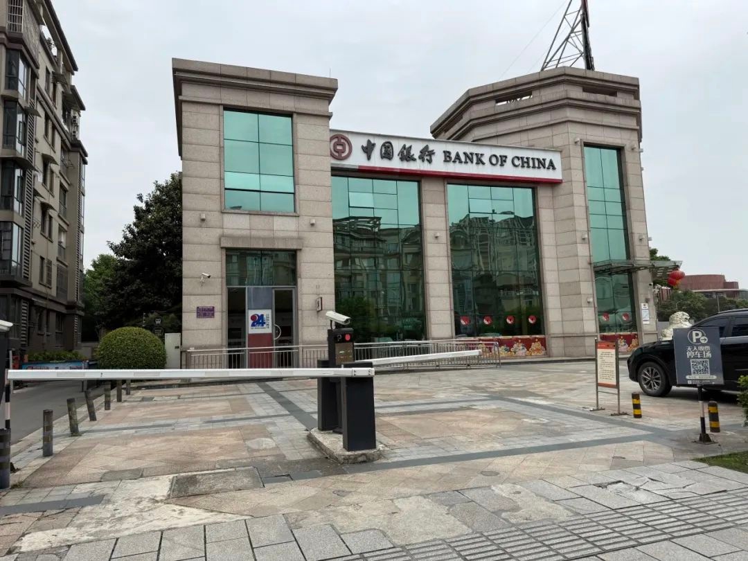 雅安交警取消万达广场周边停车位？背后原因竟然是……  第3张