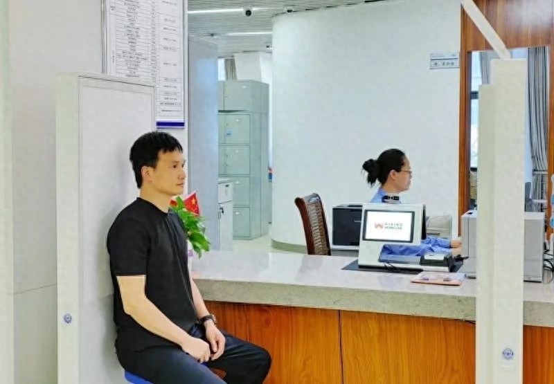 驾驶证到期换证还能顺便办港澳通行证？1分钟高效服务咋做到的