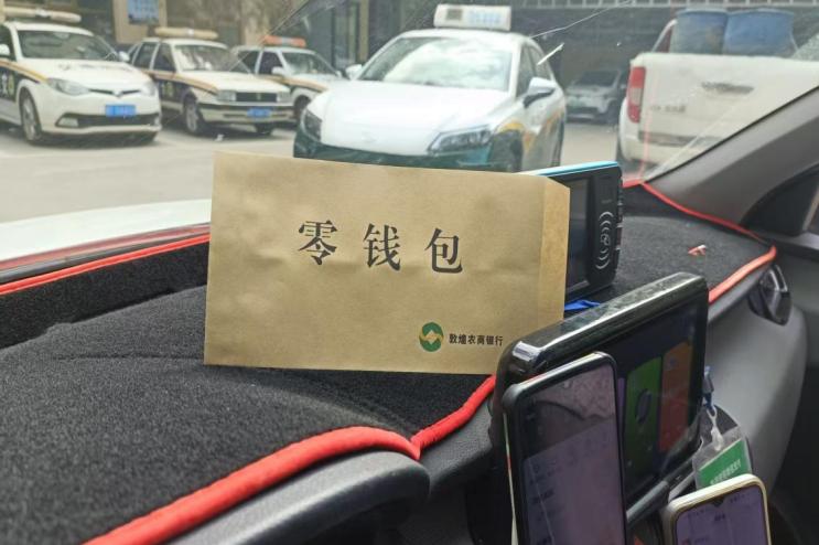 敦煌巡游出租车零钱包全覆盖！外籍游客和老年群体现金支付难题咋解决？  第3张