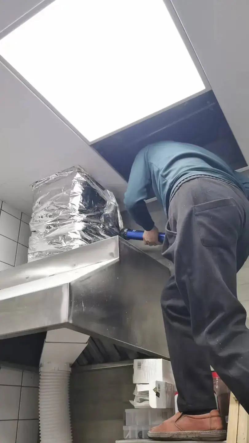 网红面包店惊现大老鼠！你还敢吃那些裸露摆放的面包吗？  第3张