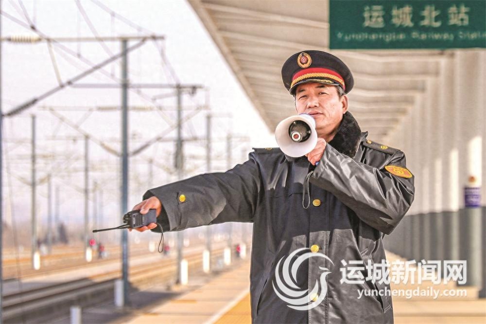 40年铁路老兵张仁的最后一个春运：从绿皮火车到复兴号，他的故事感动了无数人  第1张