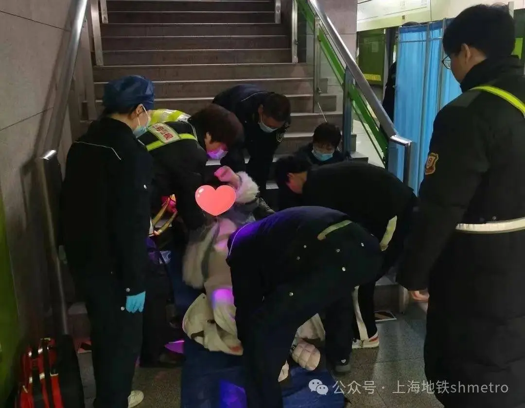 上海地铁2号线川沙站紧急救助临产孕妇，母女平安！暖心一幕感动无数人  第1张