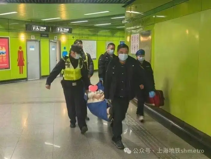 上海地铁2号线川沙站紧急救助临产孕妇，母女平安！暖心一幕感动无数人  第2张