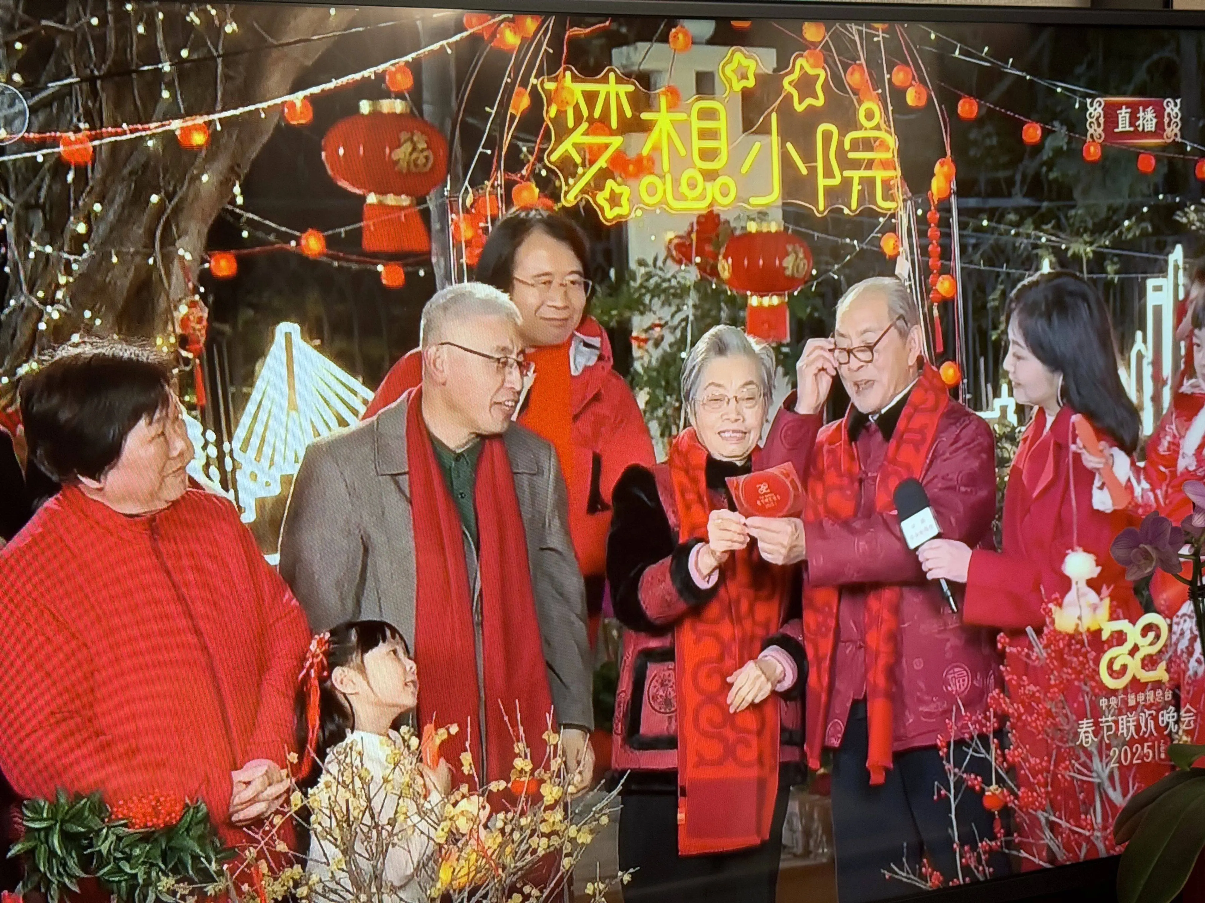 85岁种花爷爷如何实现梦想小院，让昙花绽放春晚舞台？