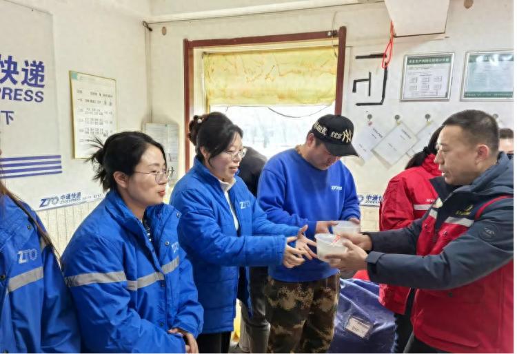 元宵佳节,他们为何不能与家人团聚?暖心活动让新就业群体感受节日温暖 第1张 元宵佳节,他们为何不能与家人团聚?暖心活动让新就业群体感受节日温暖 第1张