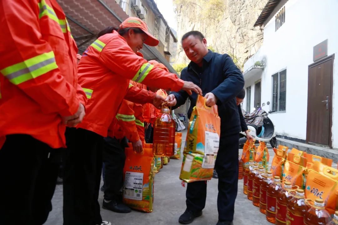 县委副书记秦太平为何亲自慰问环卫工人和景区工作人员？背后原因令人动容  第2张