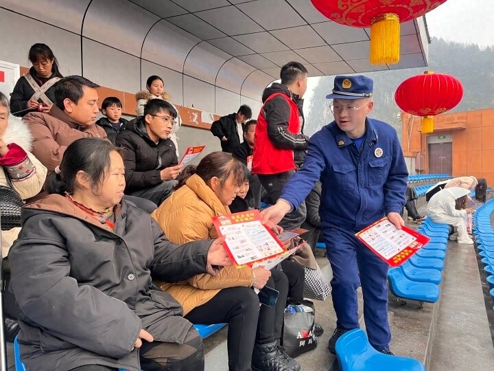 元宵灯会竟成消防安全课堂！你还在等什么？快来学习救生秘籍  第1张