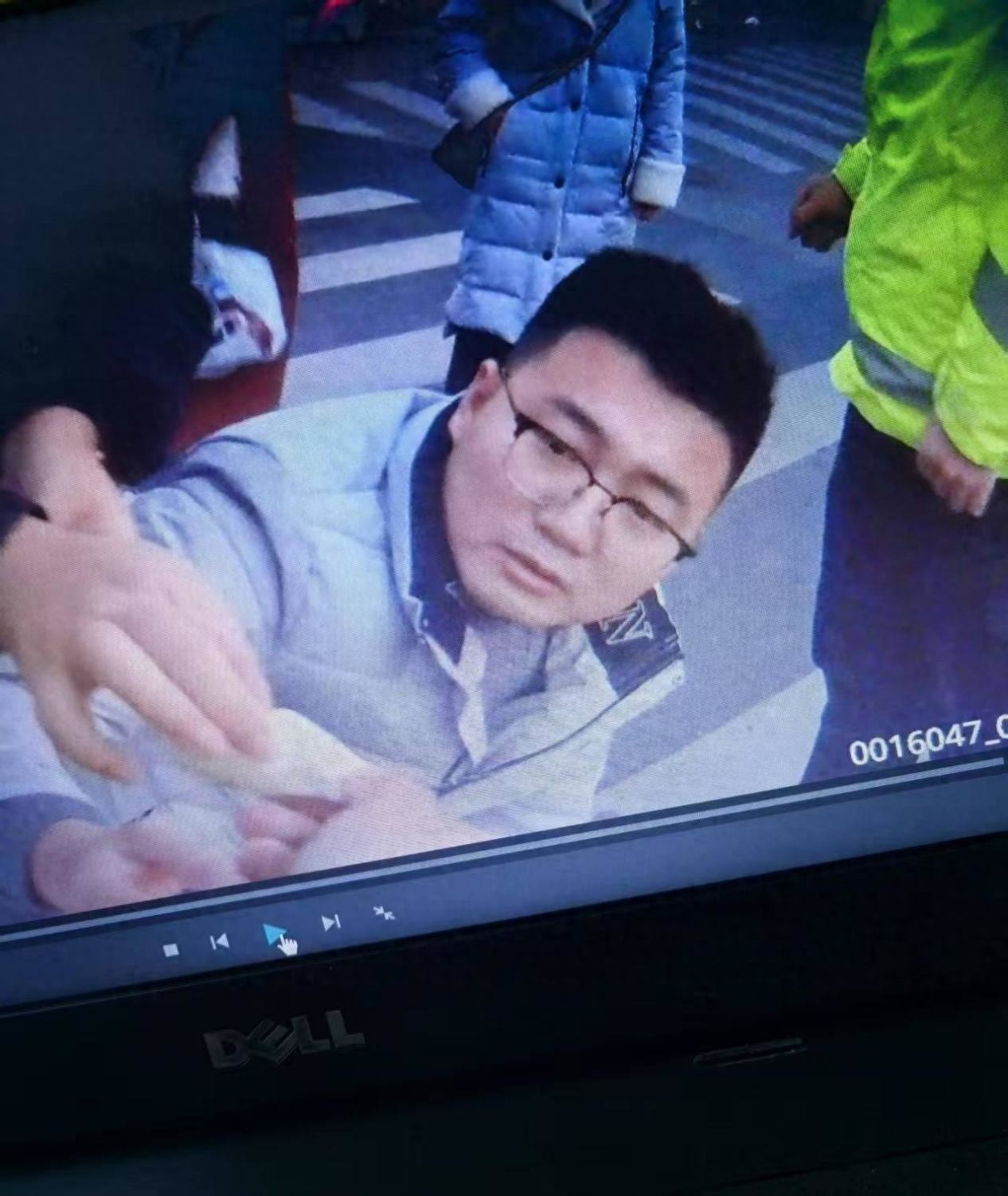 突发心脏病！老人晕倒斑马线，医生交警联手上演生死时速