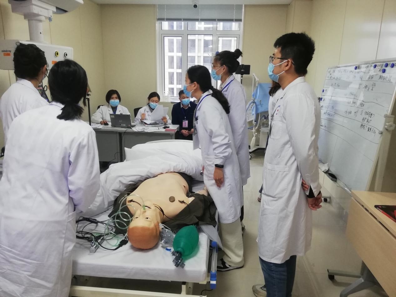 突发心脏病！老人晕倒斑马线，医生交警联手上演生死时速  第2张
