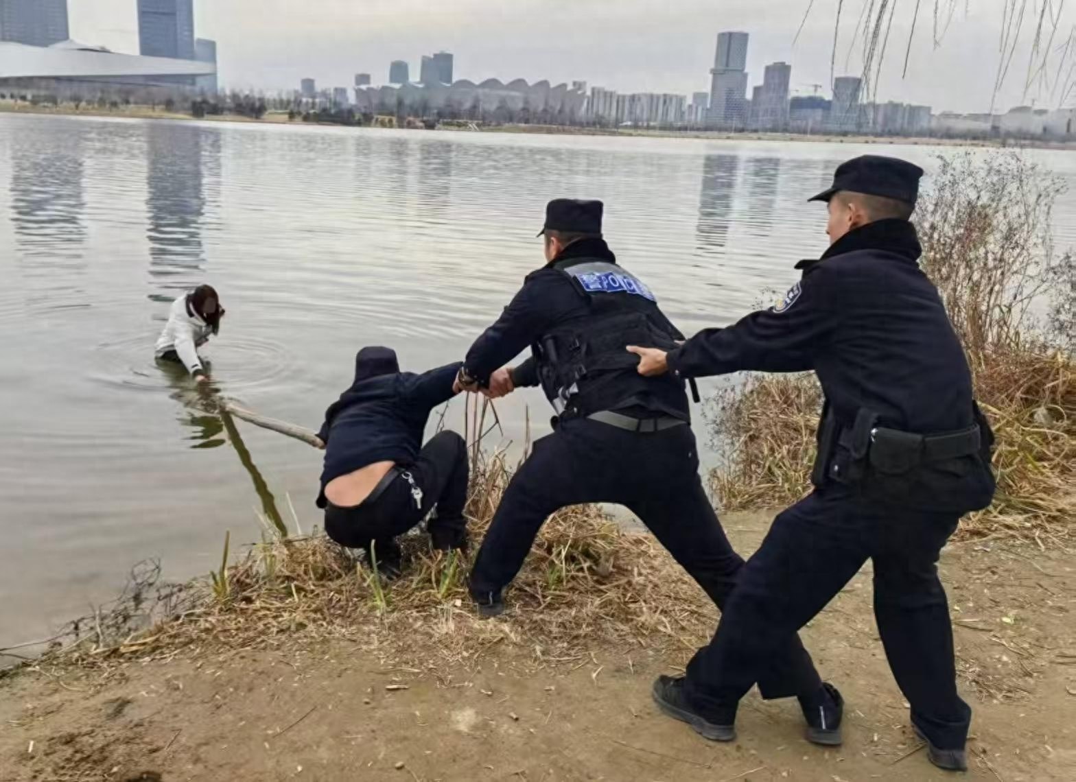 警察英勇救下轻生女子！你猜她为何要跳河？