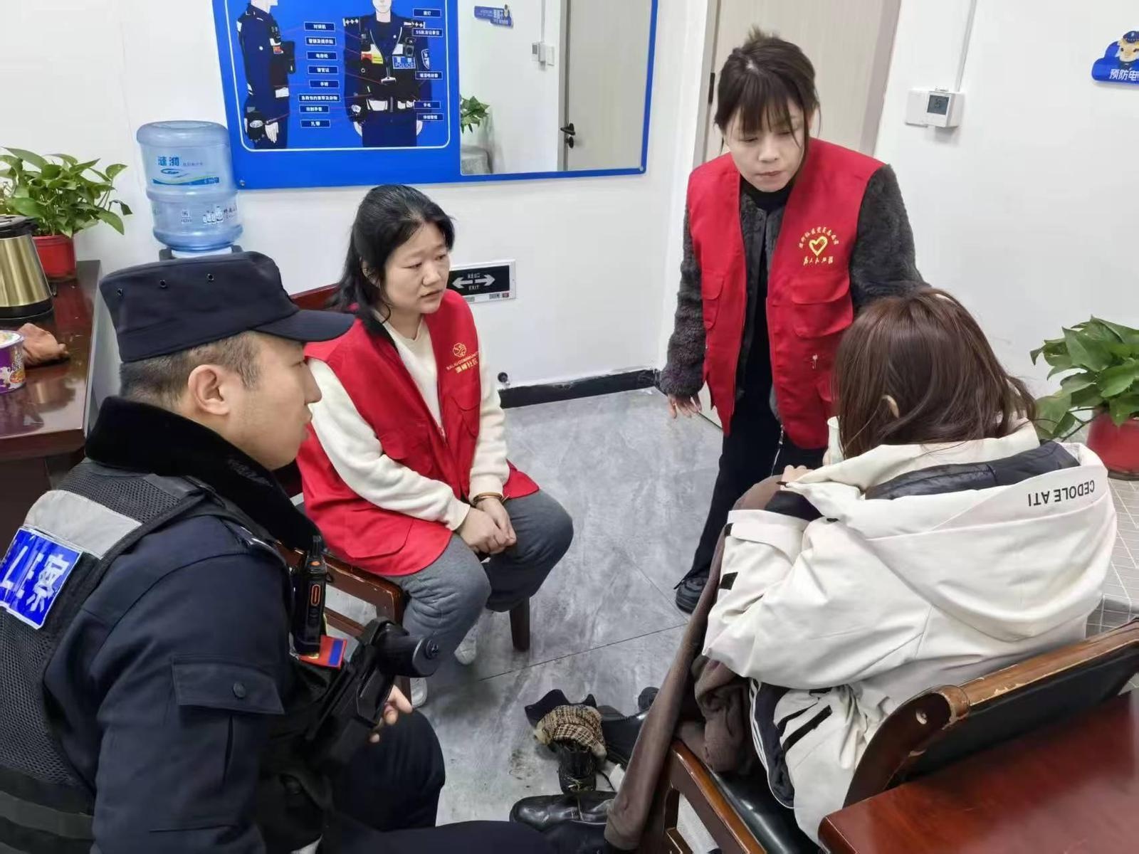 警察英勇救下轻生女子！你猜她为何要跳河？  第2张