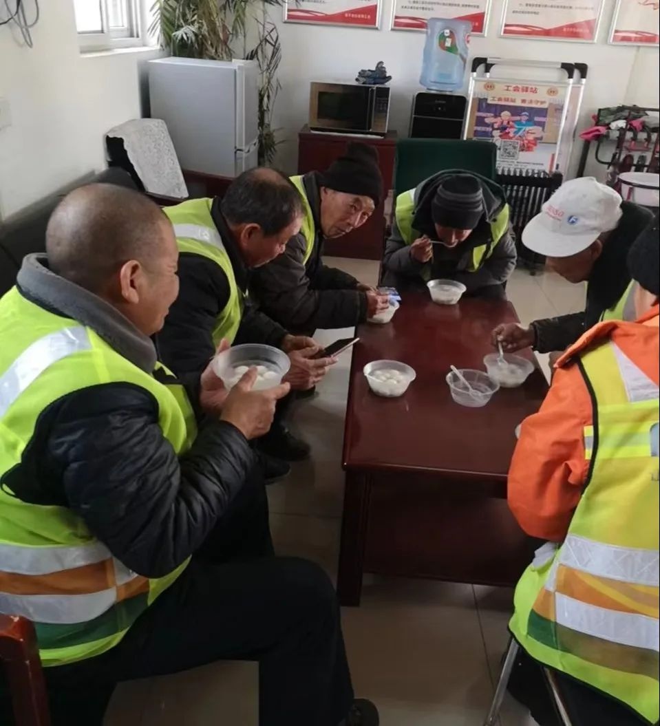 元宵佳节，户外劳动者为何笑开了花？背后的温情故事让人感动  第2张