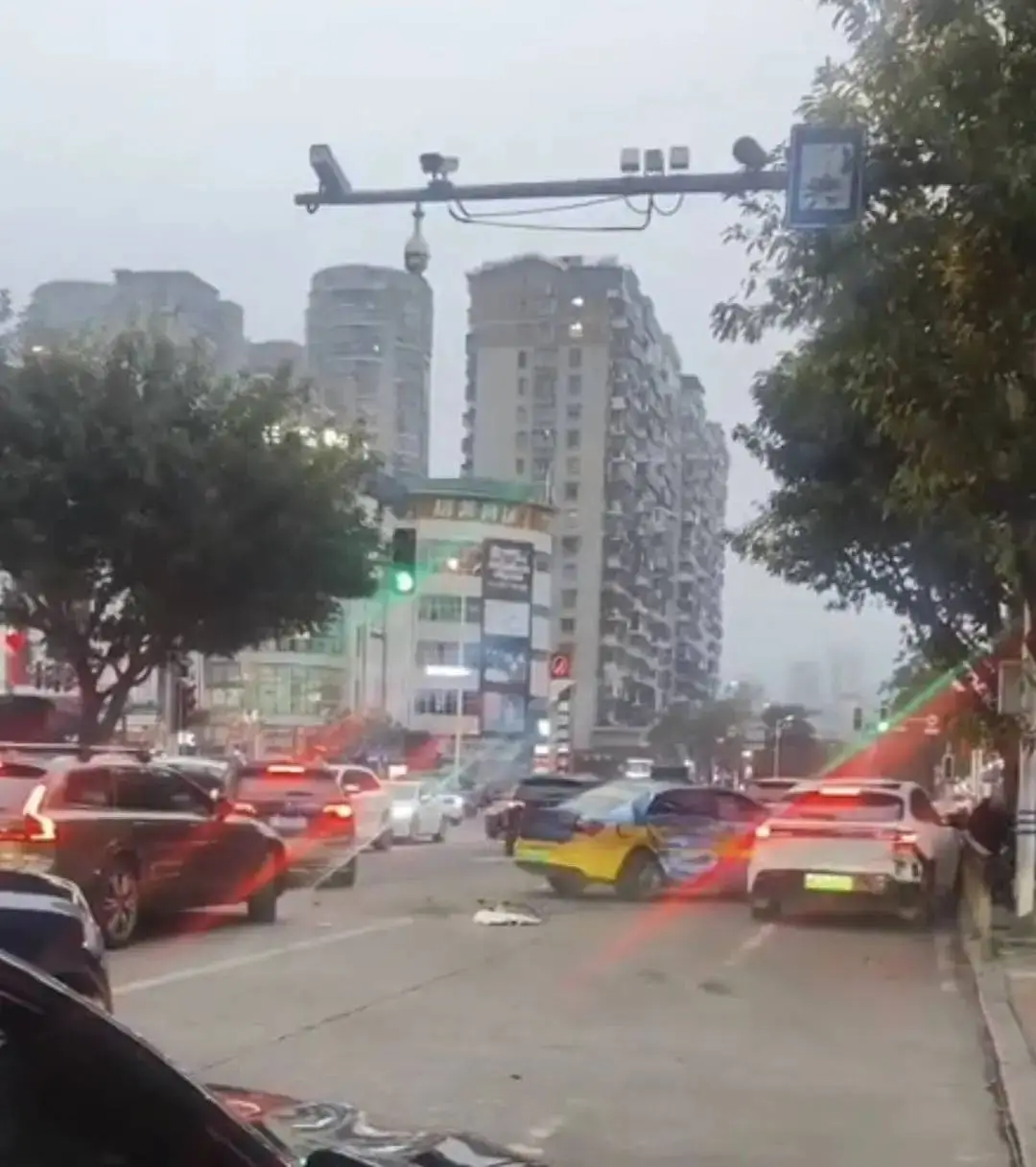 惊险瞬间！连江街头白车为何两次猛撞出租车？目击者揭真相