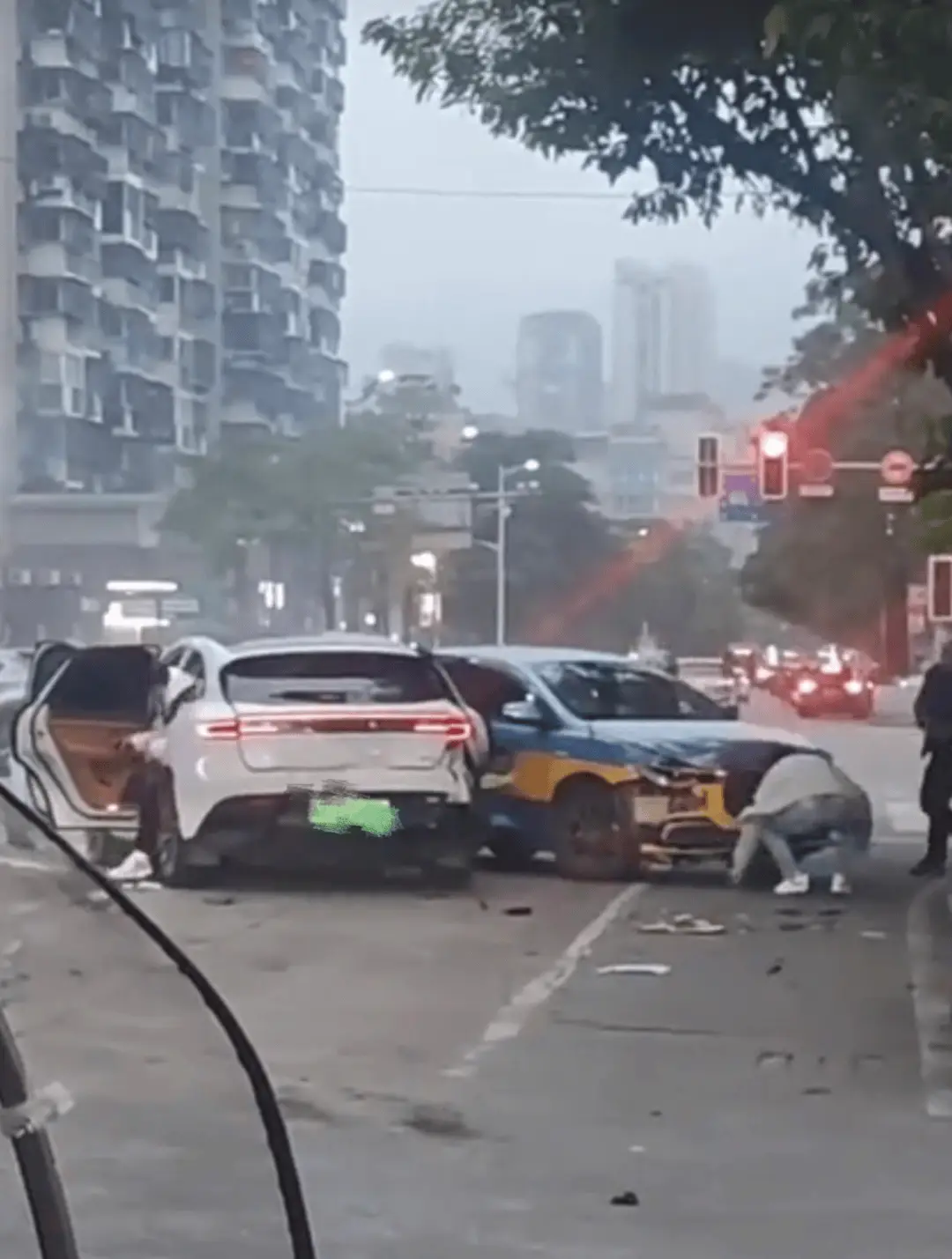 惊险瞬间！连江街头白车为何两次猛撞出租车？目击者揭真相  第2张