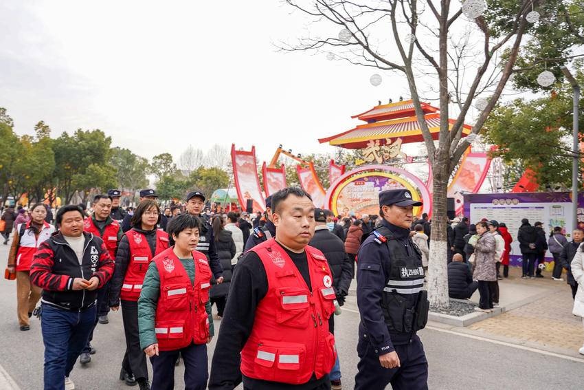元宵节武汉园博园花灯会，警方如何确保游客安全？  第2张
