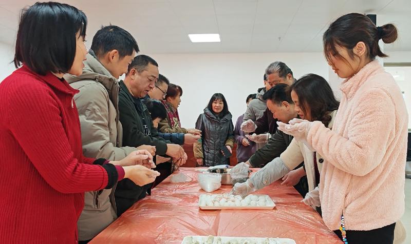 元宵节还能这样过？韶关市五祖路军休所巧手包汤圆、制灯笼，温馨团圆氛围满满  第2张