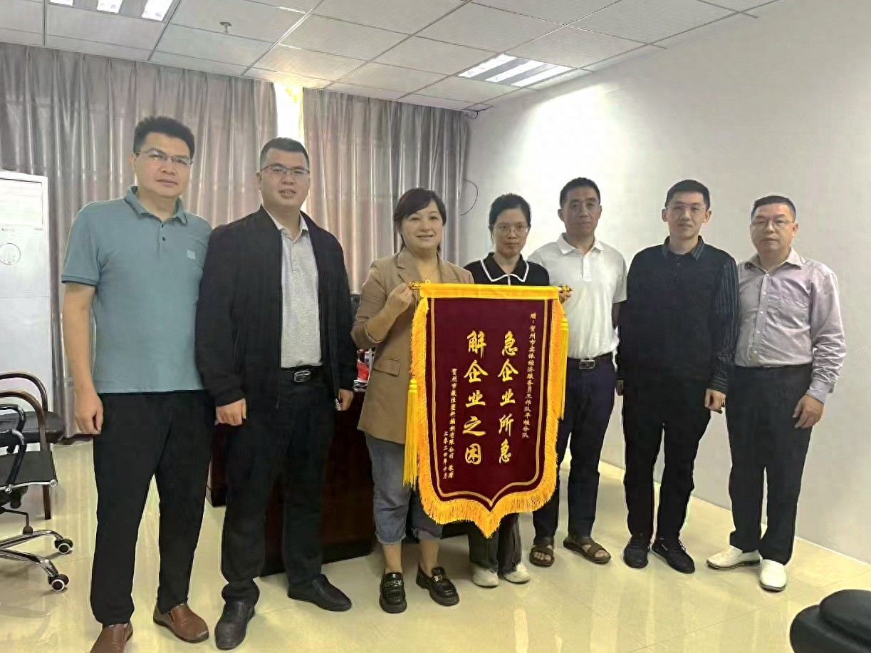 张小芬如何连续两年获评贺州市优秀实体经济服务员？她的秘诀是什么