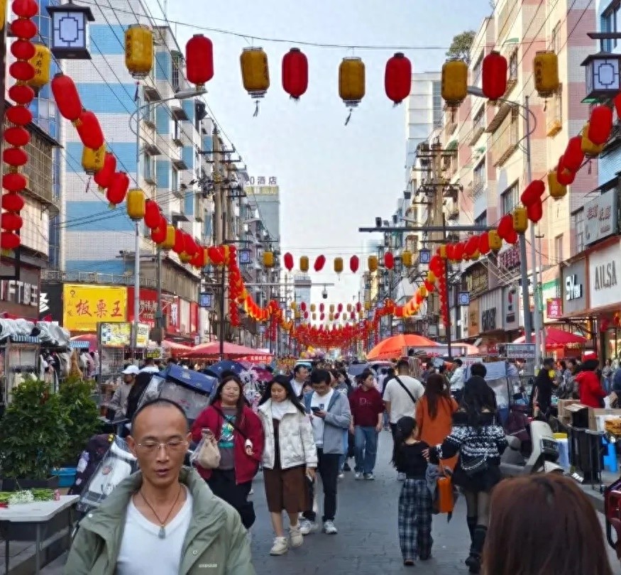顾府街华丽变身！日均人流量超3万的背后，究竟隐藏着什么秘密？