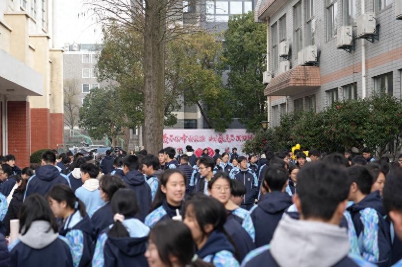 山海连心，爱心义卖如何让春意更浓？一起见证正始中学的温暖行动