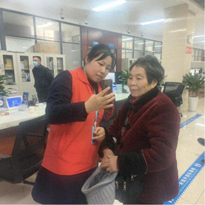 智慧人社APP刷脸5分钟搞定！87岁李奶奶为何感动落泪？