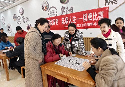 土桥社区日间照料中心举办棋牌比赛，老年朋友们乐享智慧养老新体验