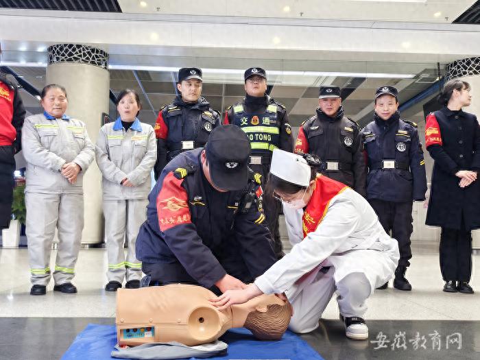 学雷锋纪念日，合肥青年志愿者如何守护旅客健康？暖心服务感动全场