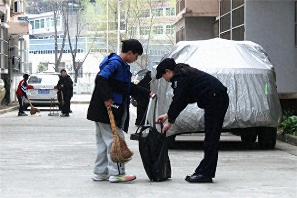 百名红领巾志愿者携手公安民警，守护青山绿水，你也能加入吗？
