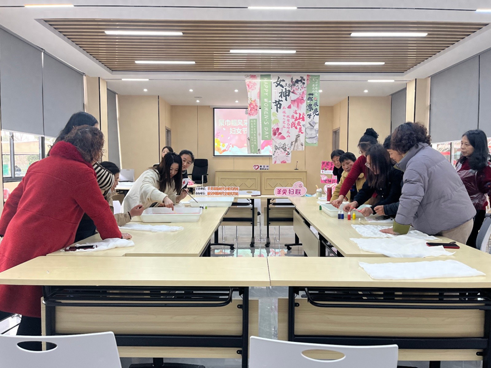 丽安村女性如何通过非遗手工制作展现新时代风采？