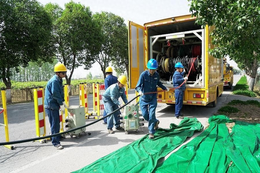 电力工人高空挑战带电作业！你知道他们如何做到用户零感知吗？  第1张