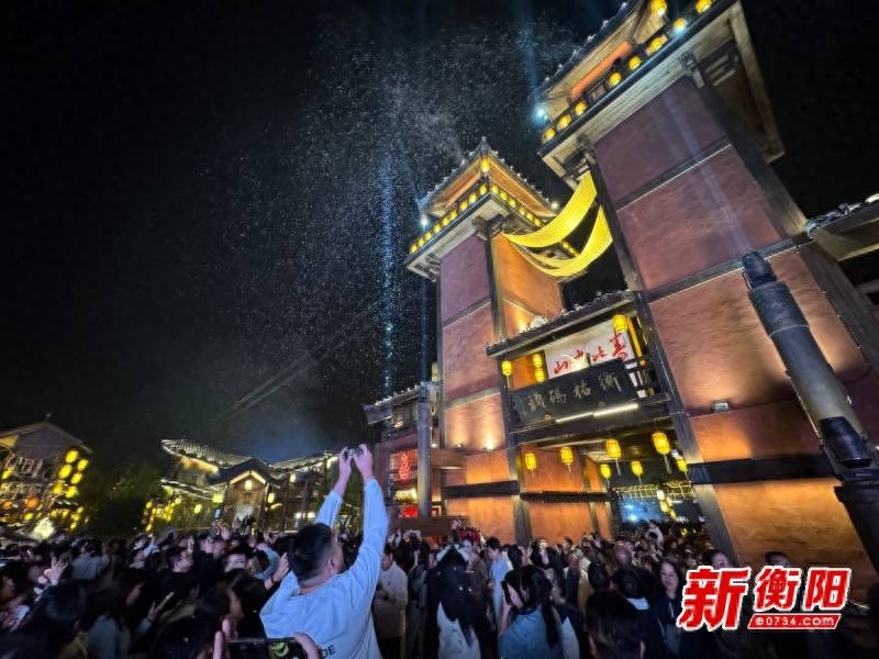 南岳里古镇周末爆满！烟火气息与欢乐氛围为何如此吸引人？